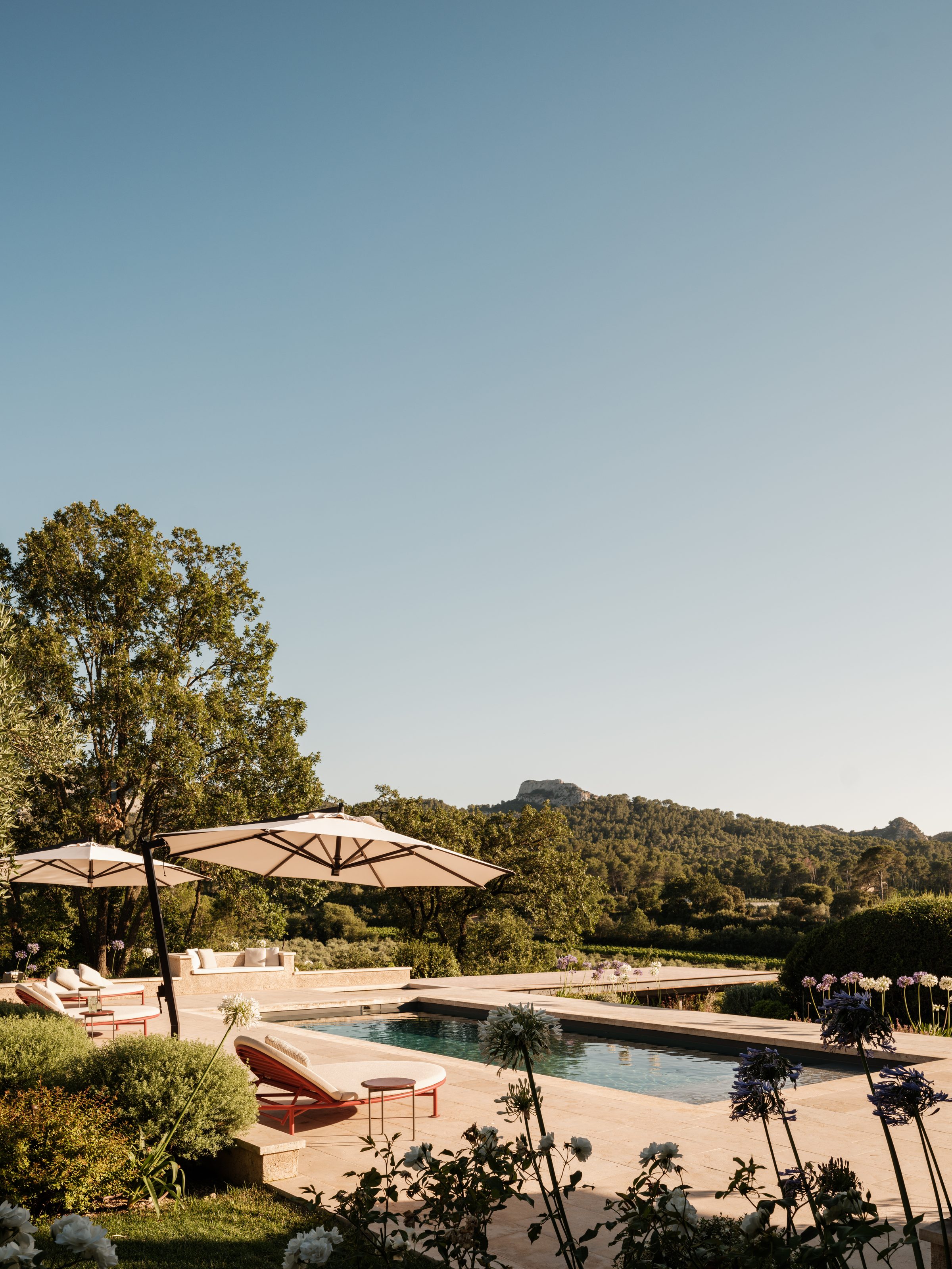 Piscine et ombres au coucher de soleil